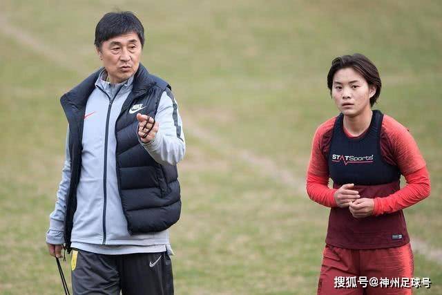 布朗谈跳伞经历：风力影响发际线，欲向詹姆斯请教